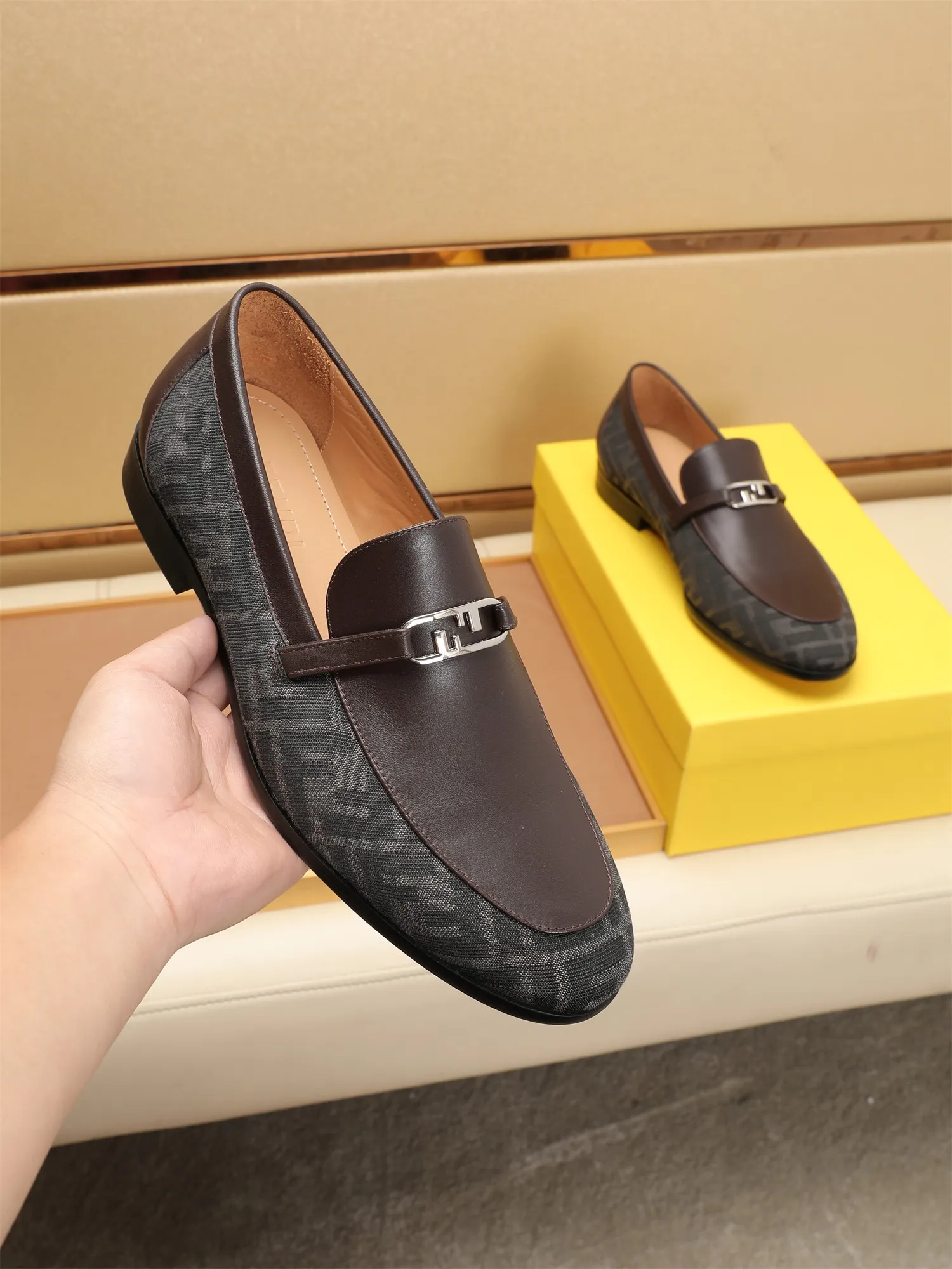 Men's shoes💰460 🕷🕷【FENDI】The latest men's formal leather shoes🇨🇳Classic series not to be missed💯The first layer is made of imported first-layer cowhide☘Original quality, the leather is smooth and delicate🎋Awesome version, perfect streamlined outline🍇Cowhide lining, size 38-44 (customized at 45.46)...